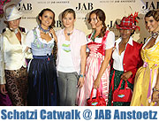 Schatzi Dirndl-Defilee als Wiesn-„Auftakt“. Promis bewunderten die neuen Wiesn-Trachten im House of JAB Anstoetz am 08.07.2010 (Foto: MartiN Schmitz)